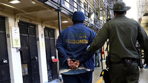 California Prison Guard Calls In To Podcast😳 Youtube