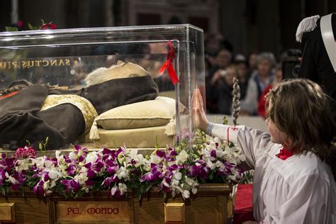 Folla Per Padre Pio Il Culto Delle Reliquie Resiste Nella Roma Del