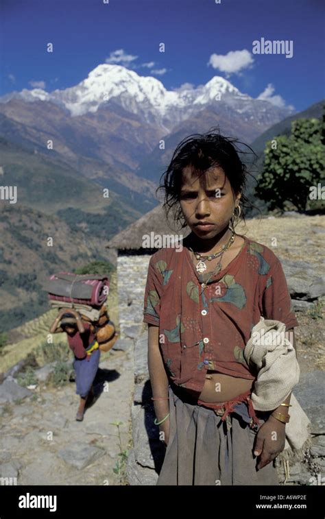 Asien Nepal Chomrong Dorf Ein Mädchen Aus Dem Dorf Stockfotografie