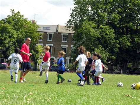 Niños Jugando Al Fútbol En El Parque — Foto Editorial De Stock