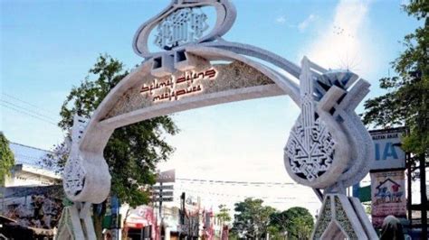 Ke depan dan belakang disambung dengan ~ dari bermacam daundaunan. Gerbang Batas Kota Segera Dibangun - Barito Post