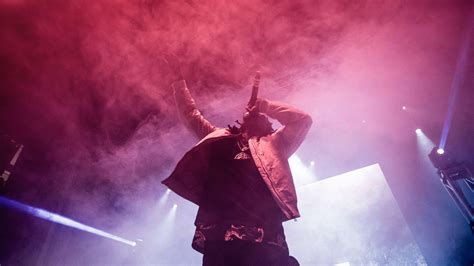 Travis scott | travis scott wallpapers, travis scott, aesthetic pictures. Travis Scott Is Singing With Mike Looking Up In Fog ...
