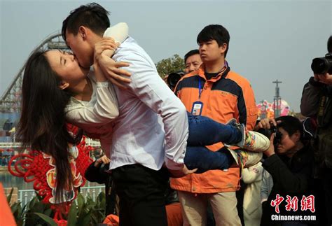 50 Couples Lock Lips For Record In Shanghai Kiss Marathon Cn
