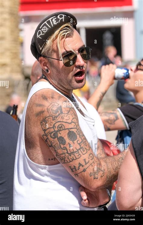 blackpool lancashire uk agosto 6 2022 un hombre con brazos tatuados y piercings en la nariz