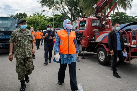 Ryn bnt mحmd hاrwn) bu a malayziya siyosatchi kim sifatida xizmat qilgan ayollar, oila va jamiyatni rivojlantirish vaziri ichida perikatan nasional bosh vazir huzuridagi (pn) ma'muriyat. Menteri Rina Harun: Agihan Bantuan Lebih Tersusun