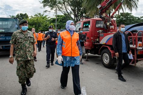 Datuk seri rina was admitted to the sungai buloh hospital at 11am today for close monitoring by health and medical staff. Menteri Rina Harun: Agihan Bantuan Lebih Tersusun