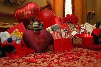 Need some valentine's day gift inspiration? Creative Romantic Valentines Day Ideas for Him/Her At Home ...