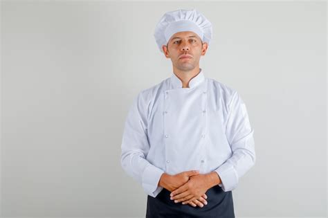 Chef Masculin Debout Prêt à Cuisiner En Uniforme Tablier Et Chapeau