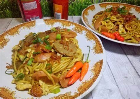 Di surabaya ada beberapa tempat makan indomie (warmindo) yang legend dan terkenal di kalangan mahasiswa. Resep Mie goreng tek tek spesial oleh Ummu Azzahra - Cookpad