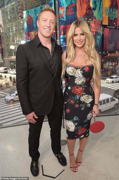 kim zolciak shows off toned tummy in new selfie after ex kroy biermann insists divorce is