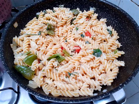 Macarrão parafuso ao molho branco. Um completo de sabor