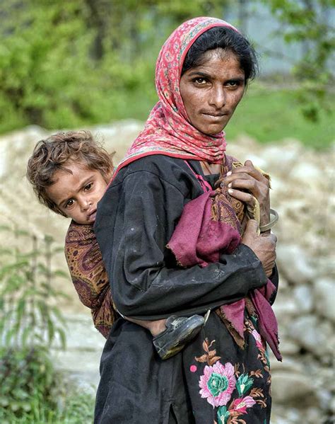 A Kashmiri Bakarwal Woman Poses With Her Child 14 Stunning Photos