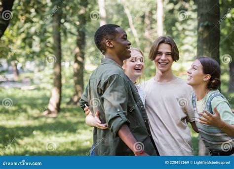 Adolescentes Interraciales Felices Abrazando El Parque Imagen De Archivo Imagen De Parque