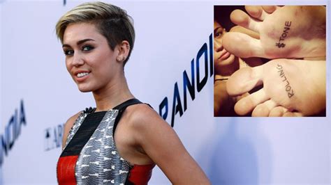 Miley Cyrus Mit Neuem Tattoo Auf Den Fußsohlen Im Rolling Stone Magazin