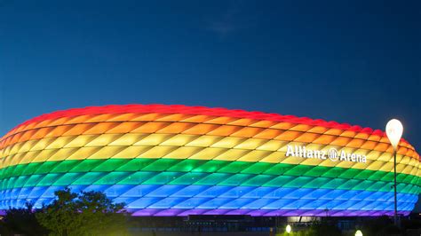 allianz arena leuchtet zum csd 2019 in regenbogenfarben allianz arena