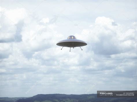 Vintage Ufo Saucer In Cloudy Sky Illustration — Three Dimensional