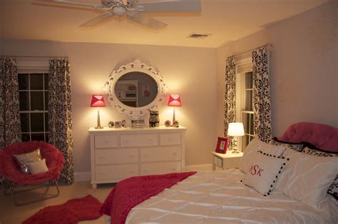The Bedroom Is Decorated In White And Red