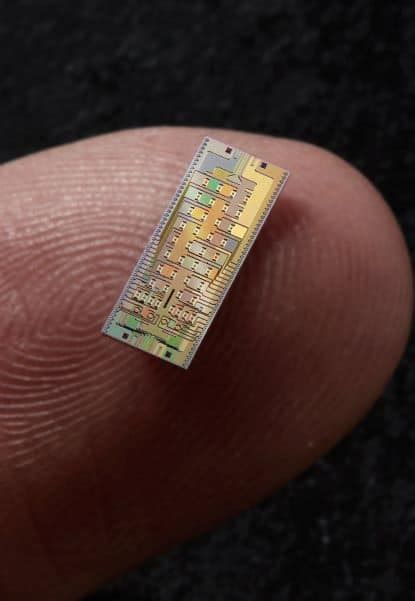 Programmable Photonic Chip Lights Up Quantum Computing Physics World