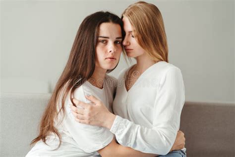Duas Jovens Mulheres Apaixonadas Se Abra Ando Foto De Stock Imagem De Romance Mulheres