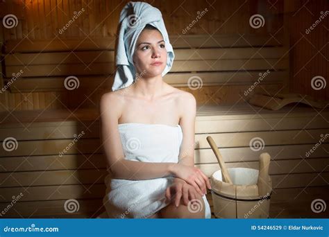Vrij Jonge Die Vrouwenzitting In Een Houten Sauna Wordt Ontspannen Jonge Vrouw In Witte