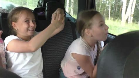 После отдыха на озере девочки развлекаются в машине Спектакль Youtube