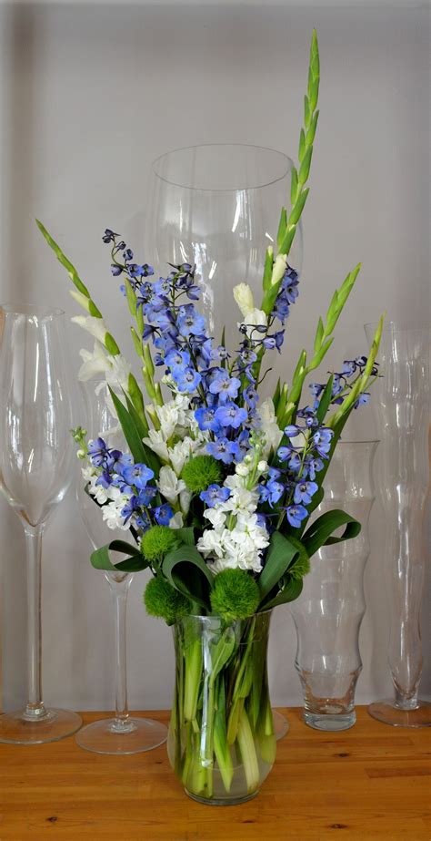 Large Vase Tribute For Man きれいな花 白い花 教会の花 葬儀の花 フラワーアレンジメント 花の植え付け