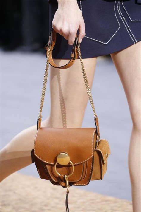 1 poche intérieure zippée et 1 poche portable • bandoulière ajustable et amovible • possibilité d'ajuster la. Le sac Chloe en photos - luxe et style pour tous les jours ...