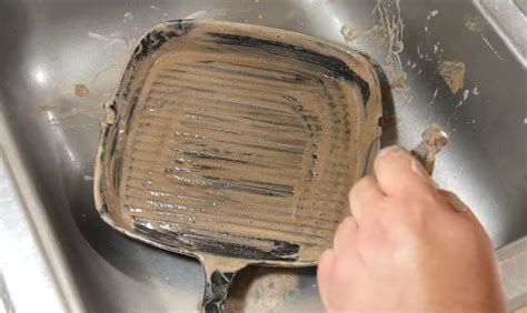 7 Easy Ways To Clean A Cast Iron Grill Pan