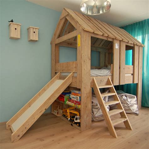 This is a very simple modification of my 2x4 bunk bed plans. Treehouse bed with bookshelves and slide. Boomhut bed met boekenplanken en glijbaan. | Honey do ...