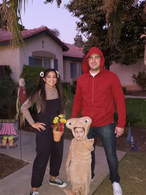 The Extra Terrestrial With Et Gertie And Elliot Halloween Costumes