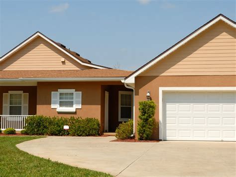 Una forma práctica de remodelar el exterior de tu casa sin invertir demasiado es pintar. Colores para frentes de casasSaber y Hacer
