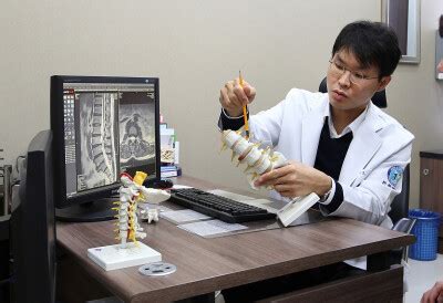 허리디스크로 발전할 수 있는 척추측만증비수술 치료로 개선 가능