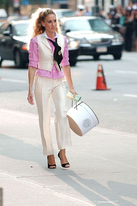 Carrie Bradshaw In 20 Iconic Outfits Carrie Bradshaw Mode Et Tenue