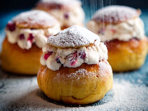 En tradition som inte är lika vanlig idag, men som fortfarande lever kvar. Semlor - klassiska semmelrecept från Tasteline.com