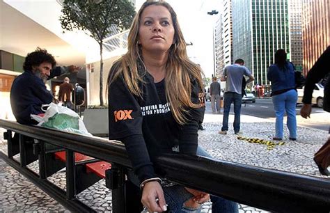 Ação De Guerrilha Urbana Algema 200 Pessoas Em Postes De São Paulo