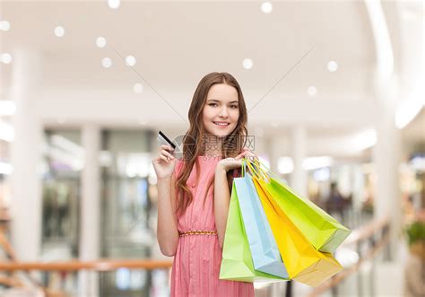 销售消费主义金钱人的快乐的轻妇女与购物袋信用卡商场高清图片下载 正版图片300657745 摄图网