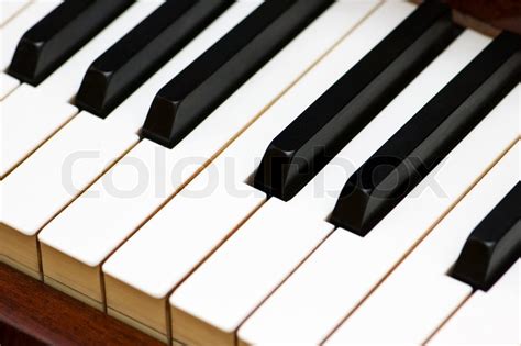 Bei den weißen tasten handelt es sich um die noten, die auf dem notenblatt „zwischen den linien stehen. Weißen und schwarzen Tasten der klassischen Klavier ...