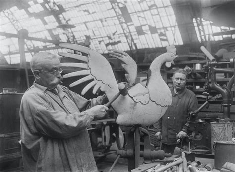 La restauration du coq de la flèche de Notre Dame de Paris 1935