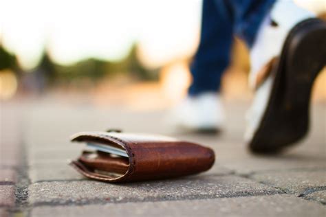 How to cash out stolen credit card. What to Do If Your Wallet or Purse Is Lost or Stolen