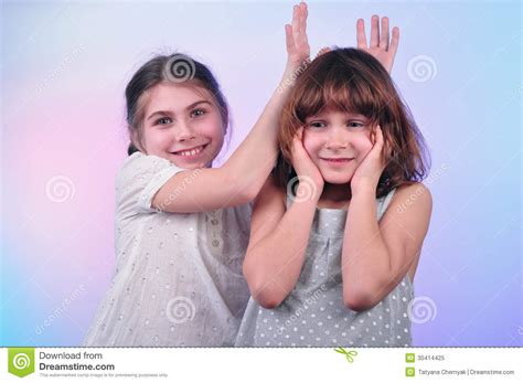 Gelukkige Lachende Meisjes Die En Pret Spreken Hebben Stock Afbeelding