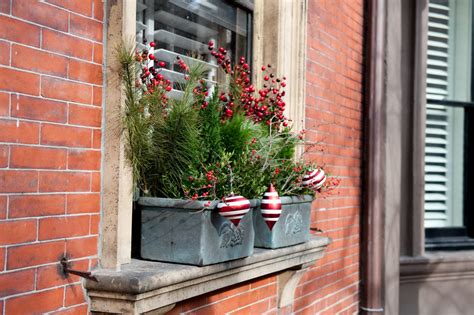70 Awesome Christmas Window Décor Ideas - DigsDigs