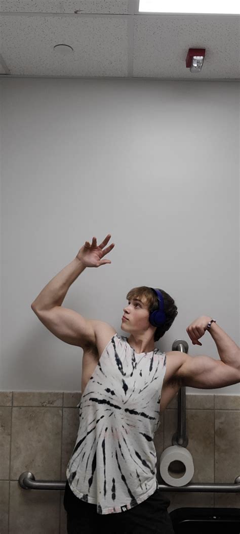 Bulky zyzz pose : zyzz