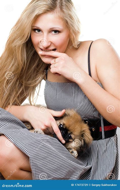 Retrato Da Mulher Nova Com Filhote De Cachorro Imagem De Stock Imagem