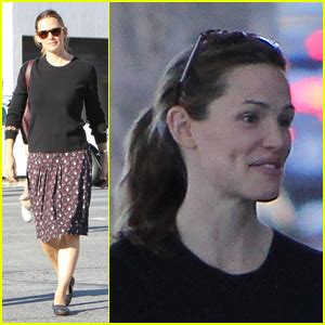 Jennifer garner, who catapulted into stardom with her lead role on the television series alias (2001), has come a long way from her birthplace of houston, texas. Jennifer Garner Gives Young Actresses Tips on Aging ...