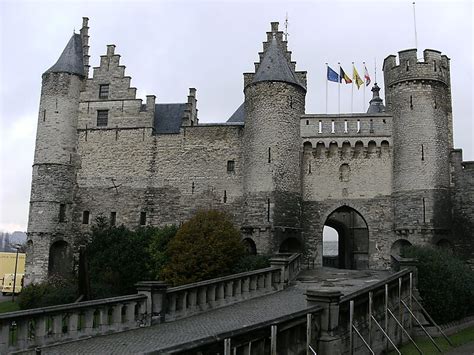 Het steen werd gebouwd tussen 1200 en 1225 en behoort daarmee tot een van de oudste gebouwen in antwerpen. Het Steen in Antwerp, Belgium | Sygic Travel