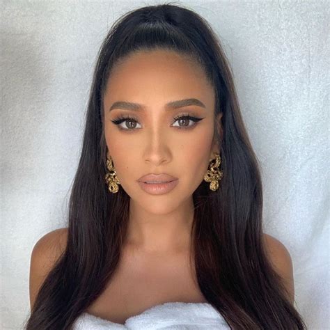 Shay Mitchell в Instagram November 15th Dollfaceonhulu Soft Glam Makeup Flawless Makeup