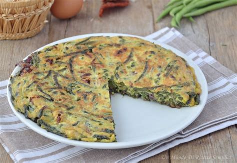 Togliete al pancarré la crosta, bagnatelo con il latte, sbriciolatelo e poi aggiungetelo alle uova insieme al prosciutto tagliato. Frittata di fagiolini e pomodori secchi | Un Mondo Di ...