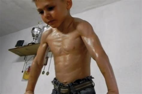 Ein Neunjähriger Rumänischer Muskelprotz Und Sein Stocksaurer Vater
