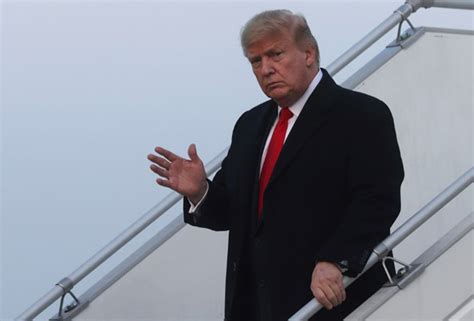 Begitu rokoknya habis aku dan andre berboncengan. Davos: Trump tiba dengan konvoi tujuh helikopter, kereta ...