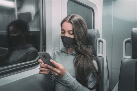 transporte público viaja mujer viaja por la noche con máscara facial en el metro usando el